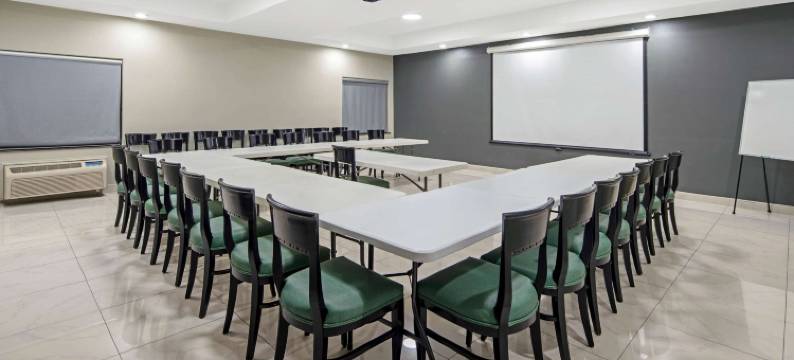 温德姆梅赛德斯奥特莱斯购物中心拉昆塔温德姆酒店套房(La Quinta Inn & Suites by Wyndham Mercedes Outlet Mall)图片