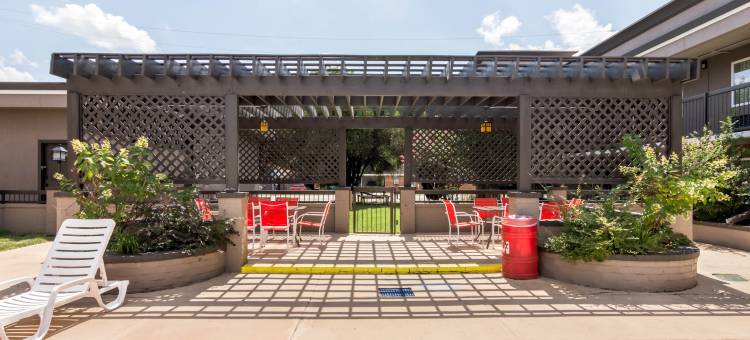 拉塞尔维尔I-40凯隆套房酒店(Clarion Inn & Suites Russellville I-40)图片