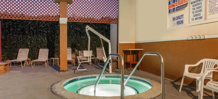 阿纳海姆卡普里套房酒店(Capri Suites Anaheim)图片