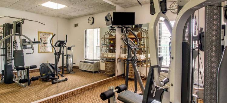 品质酒店及套房克林顿 - 杰克逊西(Quality Inn & Suites Clinton - Jackson West)图片