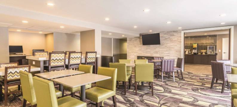 克里夫兰机场北拉昆塔温德姆套房酒店(La Quinta Inn & Suites by Wyndham Cleveland - Airport North)图片