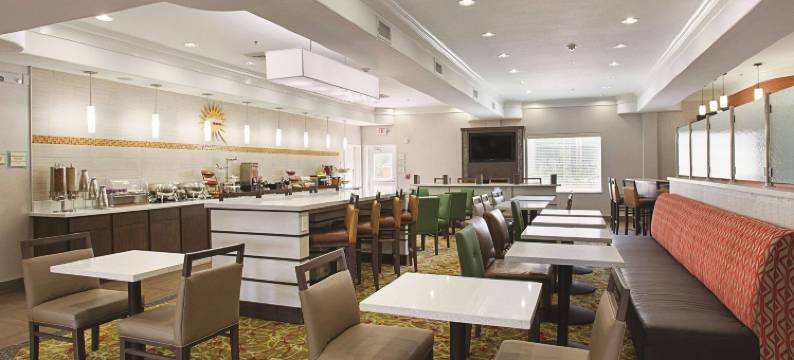 休斯顿钱诺夫拉昆塔温德姆套房酒店(La Quinta Inn & Suites by Wyndham Houston Channelview)图片