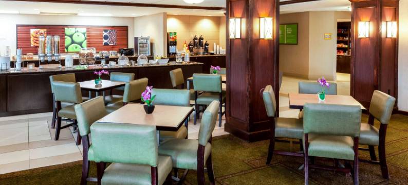 密尔沃基湾岸区拉昆塔温德姆套房酒店(La Quinta Inn & Suites by Wyndham Milwaukee Bayshore Area)图片