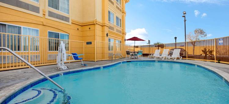 维克托维尔希斯皮里亚拉昆塔温德姆套房酒店(La Quinta Inn & Suites by Wyndham Hesperia Victorville)图片