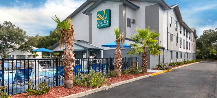 利斯堡湖泊群凯艺套房酒店(Quality Inn & Suites Leesburg Chain of Lakes)图片