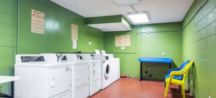 维洛海滩- I-95 家乡小套房红屋顶酒店(HomeTowne Studios Vero Beach - I-95)图片