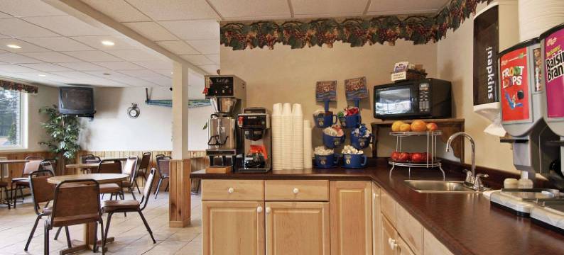 铁山酒店及套房(Super 8 by Wyndham Iron Mountain)图片