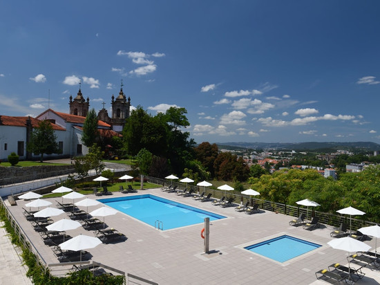 吉马良斯莫斯泰罗-纪念碑酒店