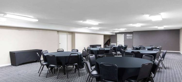 蓝泉城拉昆塔温德姆套房酒店(La Quinta Inn & Suites by Wyndham Blue Springs)图片