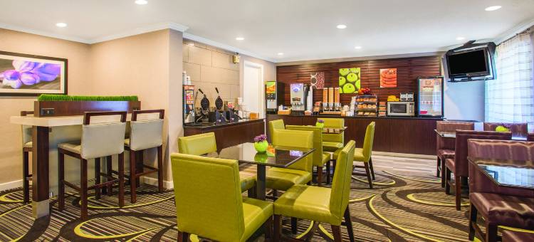 哈特福德布拉德利机场拉昆塔温德姆套房酒店(La Quinta Inn & Suites by Wyndham Hartford - Bradley Airport)图片