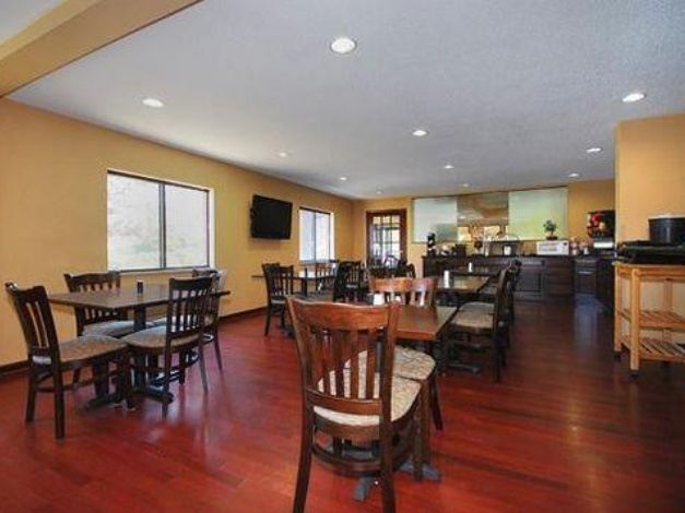 Quality Inn Parkersburg North Vienna Hotel Reviews And Room Rates