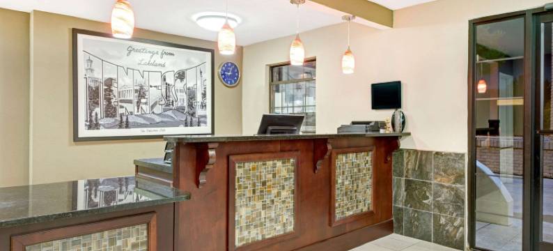 莱克兰温德姆速8酒店(Super 8 by Wyndham Lakeland)图片