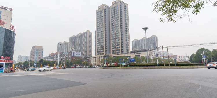 白玉兰酒店(如皋大润发店)图片