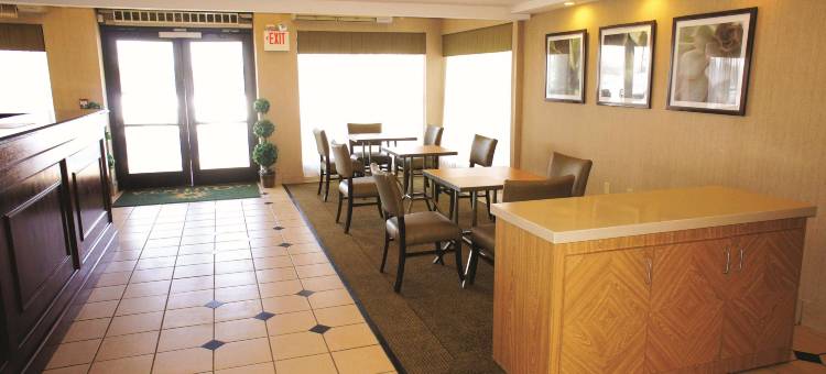 沃威克普罗维登斯机场拉昆塔温德姆套房酒店(La Quinta Inn & Suites by Wyndham Warwick Providence Airport)图片