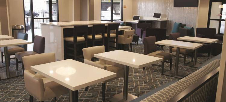 威奇托机场拉昆塔温德姆套房酒店(La Quinta Inn & Suites by Wyndham Wichita Airport)图片