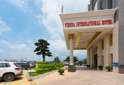 Vienna International Hotel (Yulin rongzhou bridge railway station shop ) Hotel Overview