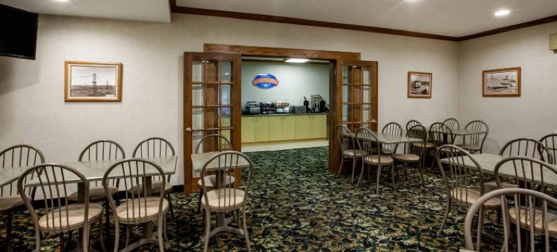 麦基诺城温德姆呗盟套房酒店(Baymont by Wyndham Mackinaw City)图片