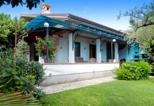 Lavinia Hotel Overview