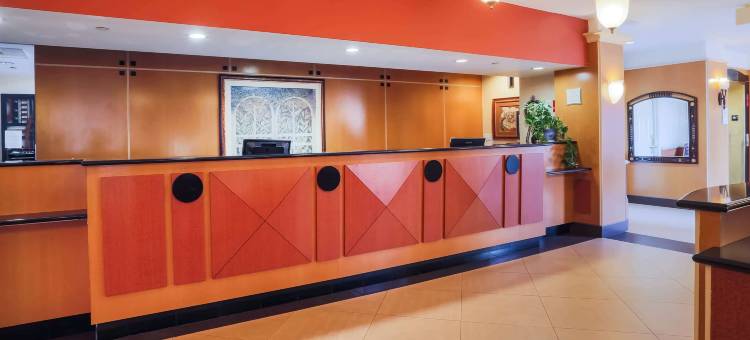 艾斯利普麦克阿瑟机场拉昆塔温德姆套房酒店(La Quinta Inn & Suites by Wyndham Islip - MacArthur Airport)图片