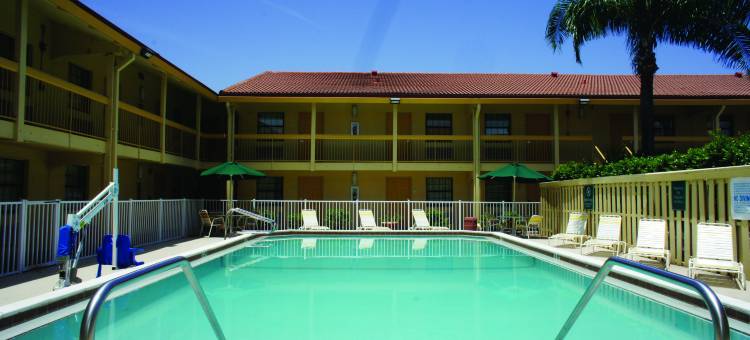 迈尔斯堡中心温德姆贝蒙特酒店(Baymont by Wyndham Fort Myers Central)图片