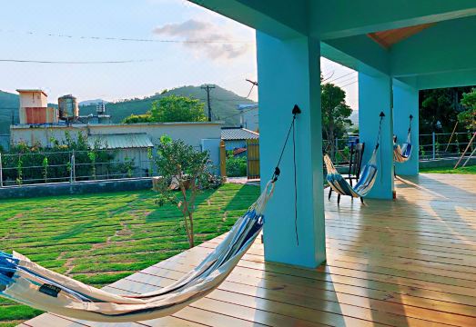 Mooning the Hill Hotel Overview