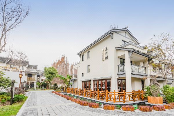 "南浔江南庭院酒店座落于诗画富镇的南浔,地处沪,宁,苏,杭经济圈中心
