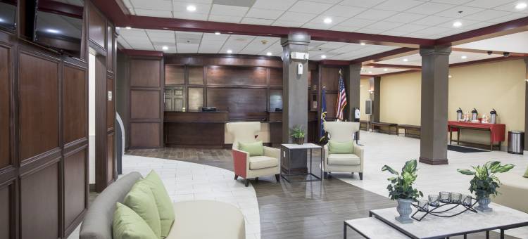 底特律大都会机场克拉丽奥酒店(Clarion Hotel Detroit Metro Airport)图片