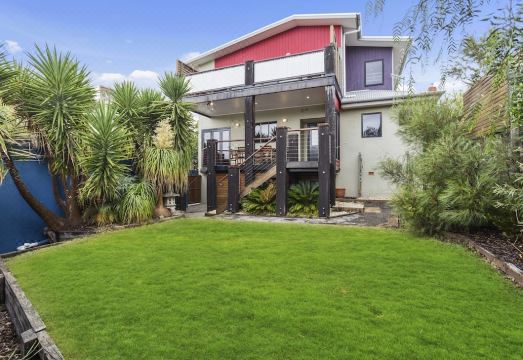 Ocean Views on Nicholson Hotel Overview