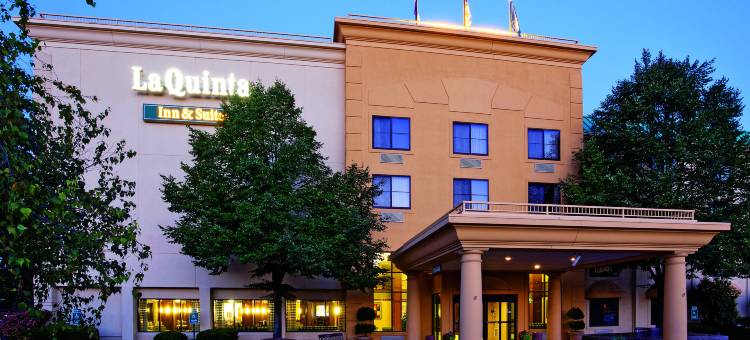密尔沃基湾岸区拉昆塔温德姆套房酒店(La Quinta Inn & Suites by Wyndham Milwaukee Bayshore Area)图片