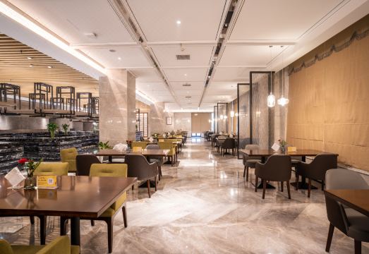 Ramada by Wyndham Zhengzhou Xinzheng Hotel Overview