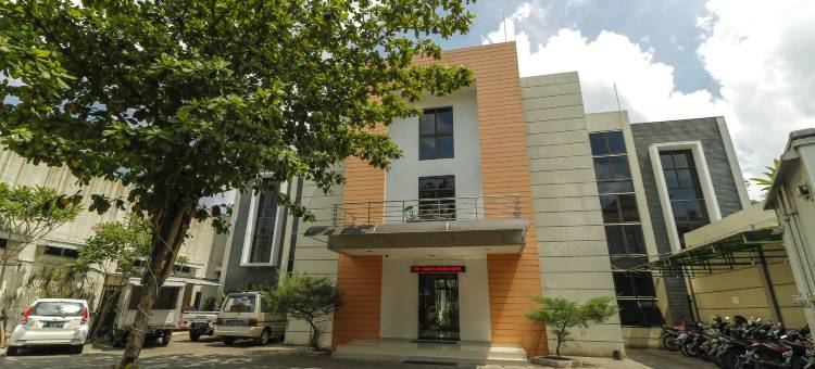 瑟贝拉斯马雷特大学附近瑞德多兹酒店(RedDoorz Near Universitas Sebelas Maret)图片