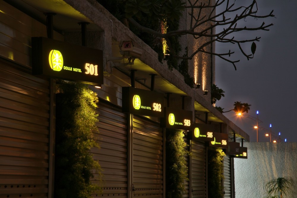 Double Motel Over view