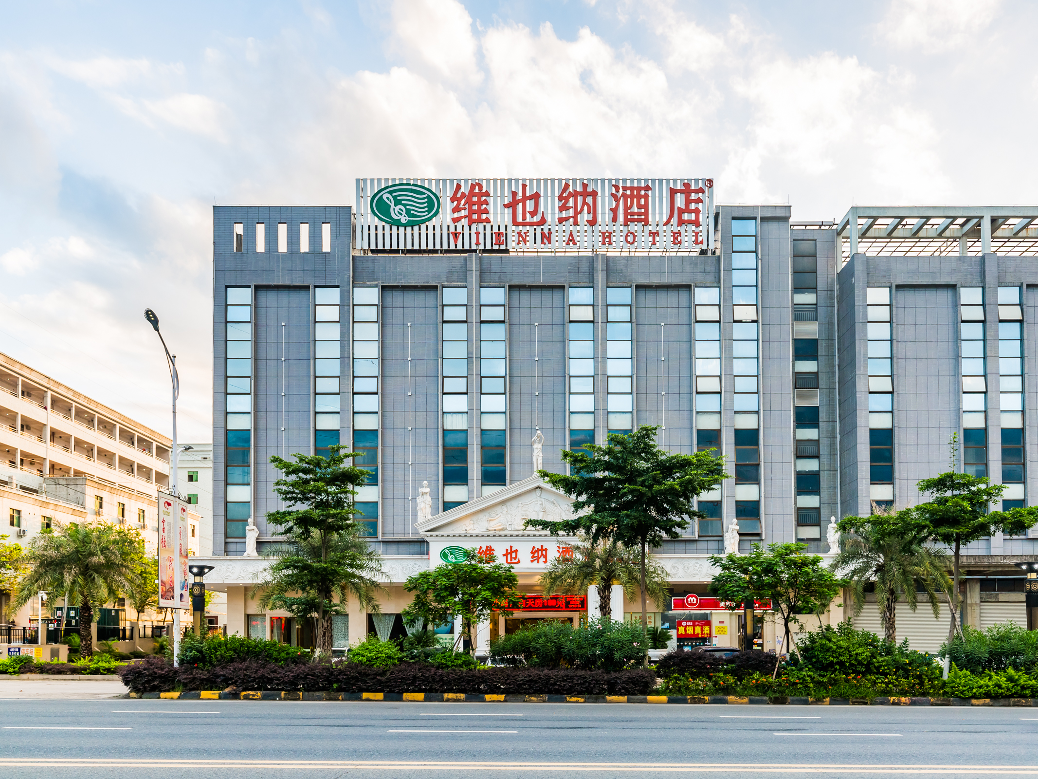 Vienna Hotel (Fengshunwenquan)Over view