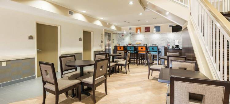 东休斯顿I-10伊克诺套房酒店(Econo Lodge Inn & Suites East Houston I-10)图片