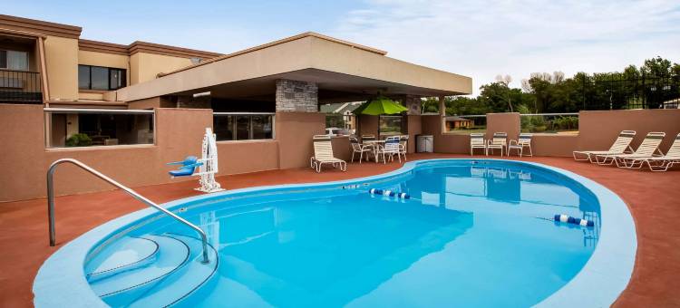 Super 8 by Wyndham Lawrence KU图片