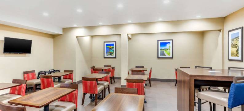 奥兰治县约翰韦恩机场舒适套房酒店(Comfort Inn & Suites Orange County John Wayne Airport)图片