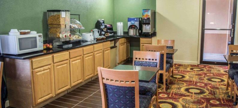 普利茅斯 64 号高速公路罗德威套房酒店(Rodeway Inn & Suites Plymouth Hwy 64)图片