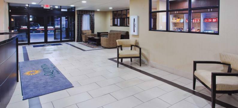 哥伦布格罗夫城拉昆塔温德姆套房酒店(La Quinta Inn & Suites by Wyndham Columbus - Grove City)图片