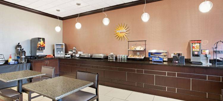 印第安纳波利斯市中心拉昆塔温德姆套房酒店(La Quinta Inn & Suites by Wyndham Indianapolis Downtown)图片