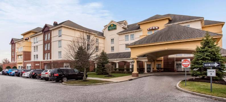 艾斯利普麦克阿瑟机场拉昆塔温德姆套房酒店(La Quinta Inn & Suites by Wyndham Islip - MacArthur Airport)图片