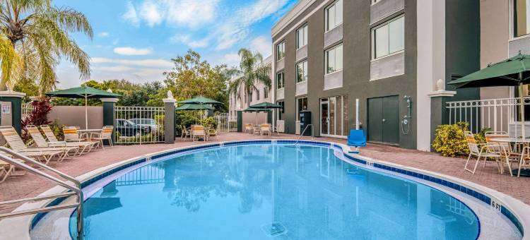 那不勒斯市区拉昆塔温德姆套房酒店(La Quinta Inn & Suites by Wyndham Naples Downtown)图片