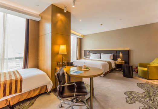 the Summit HotelHotel Overview