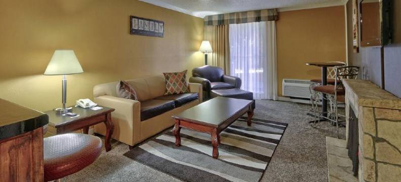 阿尔伯克基市中心温德姆华美达酒店(Ramada Plaza by Wyndham Albuquerque Midtown)图片