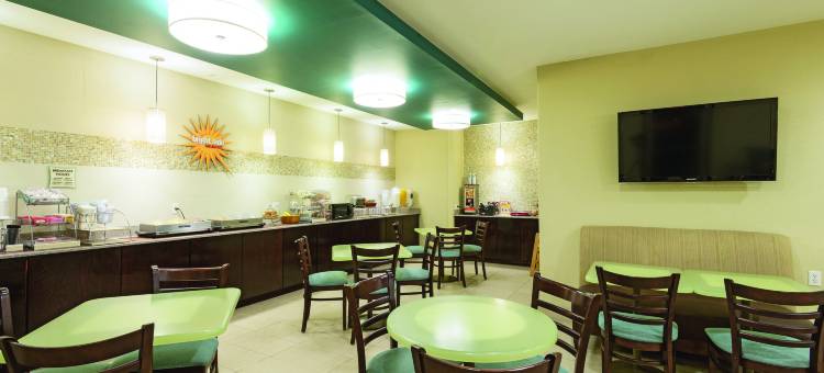 丹佛东北亨德森拉昆塔温德姆套房酒店(La Quinta Inn & Suites by Wyndham Henderson-Northeast Denver)图片