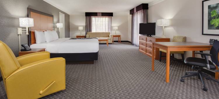 小石城北部麦凯恩购物中心拉昆塔温德姆套房酒店(La Quinta Inn & Suites by Wyndham N Little Rock-McCain Mall)图片