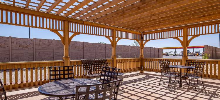 米德兰 I-20 郊区开放式客房(Suburban Studios Midland I-20)图片