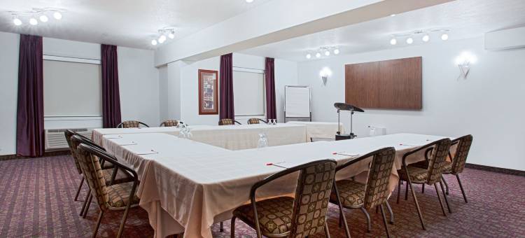 红鹿华美达套房酒店(Ramada by Wyndham Red Deer Hotel and Suites)图片