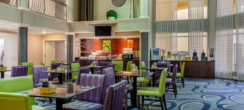 罗利达勒姆机场拉昆塔温德姆套房酒店(La Quinta Inn & Suites by Wyndham Raleigh Durham Airport)图片