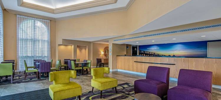 那不勒斯市区拉昆塔温德姆套房酒店(La Quinta Inn & Suites by Wyndham Naples Downtown)图片