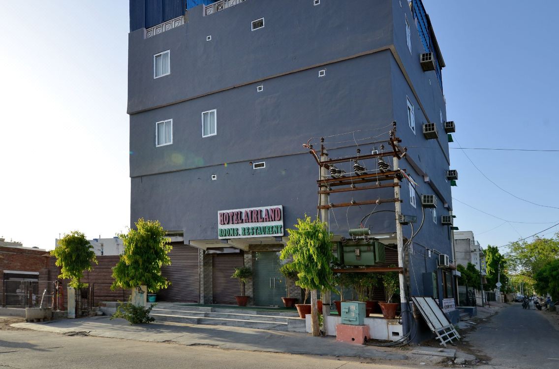 Oyo 13903 Hotel Airland Hotel Reviews And Room Rates - 